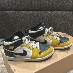 Air force 1 Nike Black and Yellow Sneakers Classic Basketball Style